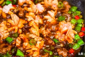 小炒羊鞭羊宝特色做法，这样做不腥，麻辣鲜嫩Q弹好吃！图片