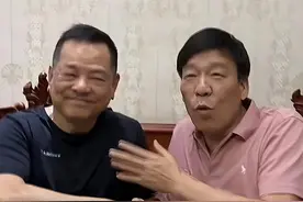 70岁崩牙驹现身老挝，3天狂掷90万宴请刘华弟，当场发钱太豪横图片