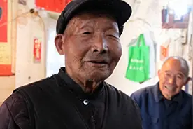 大爷太着急！看见大妈后两眼放光，一把抱住她，直呼回家就结婚！图片