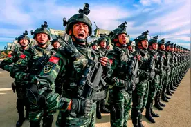 军人肌肉对比：美国大兵壮硕，我军结实，印度士兵画风很不一样图片