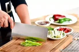 家用菜刀该怎么选？牢记“6字口诀”，菜刀锋利耐用，关键不生锈图片