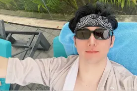 白冰前夫海边度假过大年，晒大白腿好惬意，曾多次辟谣性取向问题图片