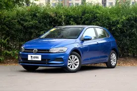排量1.5L，蓝色很亮眼，9.99万起售，实拍Polo图片