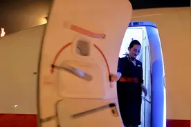 空姐每次关舱门，都非常费劲，为什么不把它设计成电动的？图片