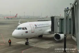 1月8日 成都首个入境航班落地双流国际机场图片