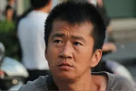 一个贪财一个好色？老夫少妻的“残酷”，在42岁李嘉明身上应验了图片