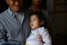 一家三人患重病，六旬老人医院陪护，垃圾桶里捡剩饭吃图片