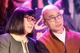 他比“至尊宝”更深情，乐坛奇才娶了“名门之女”，夫妻俩合作经典《一生所爱》，结婚39年无子女恩爱依旧图片