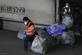 快递员恶意不送货上门，要选择邮管局投诉，他们将被罚款两千元图片