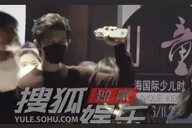 任嘉伦温柔和粉丝打招呼 下班路走出T台感图片