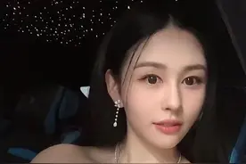 邱淑贞女儿盛装参加晚宴，与千亿富三代合影心情好，已融入名流圈图片