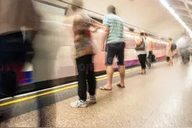 女子下地铁遭咸猪手当场擒住对方，目击者：还好她没有忍气吞声图片