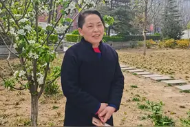 她用艺术家的手，为北京白领扫厕所图片