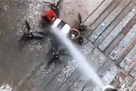 小伙湖内找到坠落2年无人机：洗后发现内存卡还能用图片