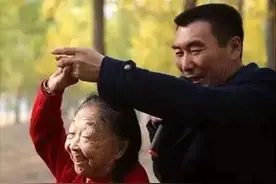 2002年，33岁男子娶65岁老太太，气死母亲，父亲：她是我的同学图片