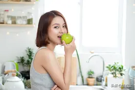 两性交往，女人想给你机会，会有这3种暗示信号图片