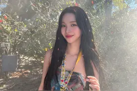 aespa柳智敏近况公开，波浪长发颜值迷人，吊带小背心秀出好身材图片