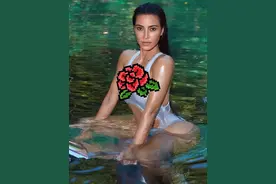 42岁卡戴珊穿泳衣拍大片，撞衫侃爷24岁现女友，大她18岁赢在气质图片