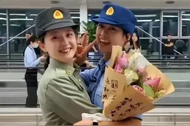 “兵”姐姐接回“兵”妹妹，双胞胎“兵哥哥”卸甲荣归……欢迎回家！图片