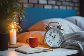 睡觉该朝左还是朝右，哪个更健康？这两类人，建议别朝右侧睡！图片