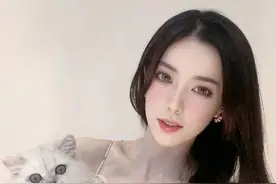 “网红第一美”迅猛龙：凭借颜值迅速走红，直播美颜消失吓退粉丝图片