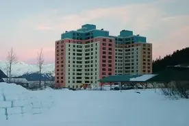 北美孤独小镇火了！全镇300人同住一栋楼…唯一的餐厅中国人开的图片