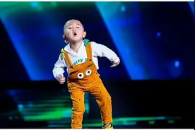 3岁走红、5岁登上春晚，红极一时的童星张峻豪，如今已上初中图片