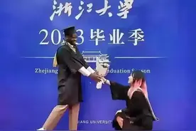 光宗耀祖！浙大女学生毕业跪地表白黑人留学生！中国无男儿？图片