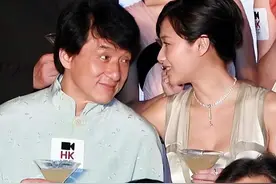 金喜善拍戏体力不支晕倒了，成龙抱着金喜善到酒店进行紧急抢救图片