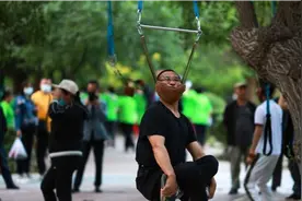 老年人注意！公园里常见的这4种锻炼，对身体有害，尽早远离图片