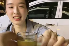 女子见男友状态不佳，陪着他一起喝酒解闷，网友：得此一人足矣图片