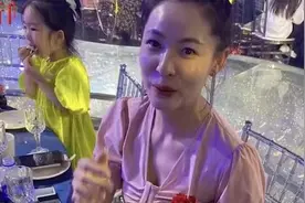 女儿结婚妈妈被误认为伴娘，身材窈窕保养得当堪比90后，惊艳众人图片