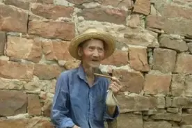 河北一农民洪水中拼死捡回个破袋子，45年后打开，政府：真是英雄图片