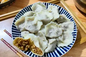 做酸菜馅饺子，怎样调馅好吃？别只放肉，照着这方法调，真香啊图片