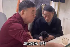 儿子给90岁杨少华红包，拿到手后双手作揖表感谢，网友：没这必要图片