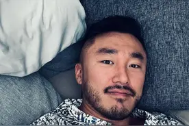 为什么有些爷们的胸毛很浓密，而有些则几乎没有？图片