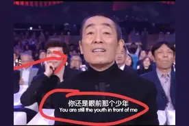 北京这一夜，站张艺谋身边的林妙可，被揭开了她在娱圈的尴尬处境图片