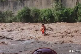 男子手持树杈被困激流 网友：这个站位腰马合一图片