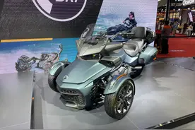 新车｜32.28万元起/三缸倒三轮，新款庞巴迪SPYDER F3亮相北京摩展图片