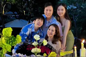 甄子丹为41岁娇妻庆生，汪诗诗穿开衩裙长腿抢镜，一家人身材都好图片