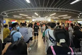 凌晨四点开始排队的网红奶茶，有多好喝？|荔枝时评图片