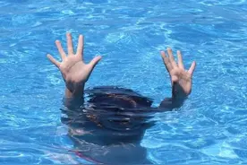 当你不会游泳时落水后如何自救图片