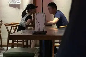 京东利润增加，刘强东又将拿到20亿分红，章泽天在他身边幸福满满图片