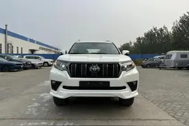 预计90万！国六丰田普拉多4000天津港亮相，配熏黑暗夜套件图片