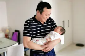 重庆女婴被爷爷从三楼扔下去世，法院无罪释放，儿子：他有精神病图片