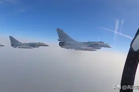 国产三型歼10同框，你能看出区别吗？歼10B和C已达到西方阵风水平图片