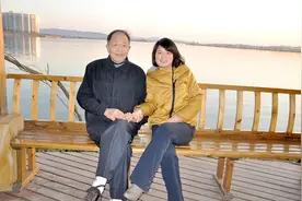 38岁漂亮女教师倒追65岁离异环卫工，10年过去，两人还在一起吗？图片