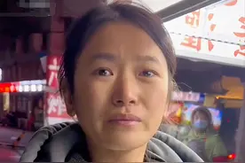 山东美女老板娘被抛弃，摆地摊把儿子拴旁边，陌生人蹭饭给她2万图片