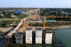 成金简快速路（金堂段）沱江大桥项目建设热火朝天图片
