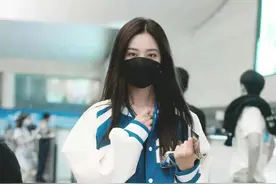 徐艺洋下衣失踪，穿美式复古棒球服配黑色T恤和短裤，青春靓丽图片